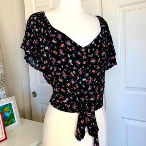 🍓Gypsies & Moon-dust Floral crop rayon Top